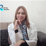 Profesora que imparte clases de Química, Biología, relacionadas a Medicina